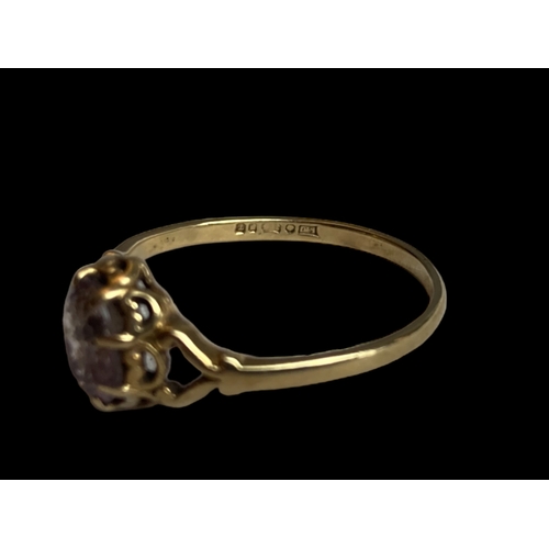 33 - A vintage 9 carat gold & Amethyst ladies ring.
Stylised mount set with a +/- 1 carat Amethyst.
Briti... 