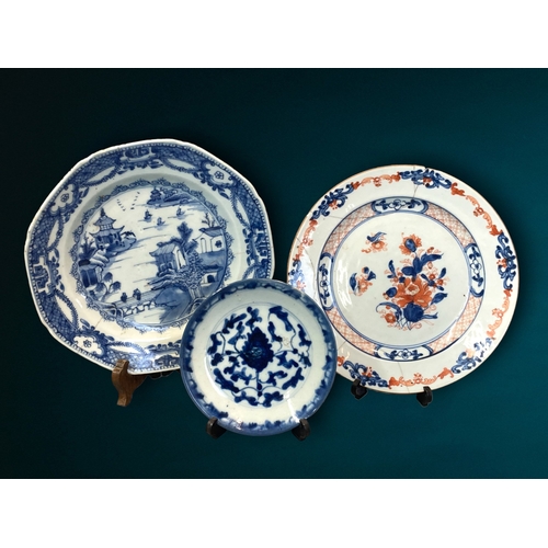 160 - A COLLECTION OF CHINESE PORCELAIN, INCLUDING QIANLONG EXPORT PLATES, DISH, BOWLS AND MORE.