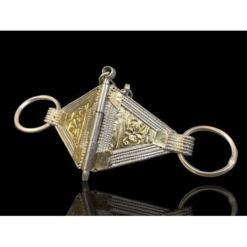 47 - OMANI TRIBAL SILVER & GOLD LEAF BELT BUCKLE.
20TH CENTURY.
STYLISED RELIEF DESIGN ON APPLIED GOLD.
T... 