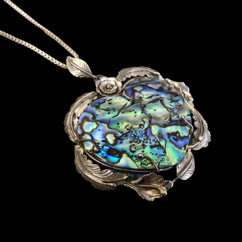 49 - A LARGE SILVER & ABALONE PENDANT TOGETHER WITH A PAIR OF SHELL DROP EARRINGS. 
PENDANT MEASURES - 85... 