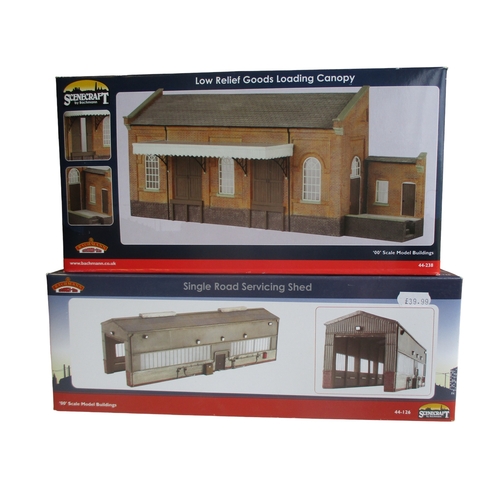 428 - A COLLECTION OF FOUR BACHMANN SCENECRAFT MODEL RAILWAY BUILDINGS.