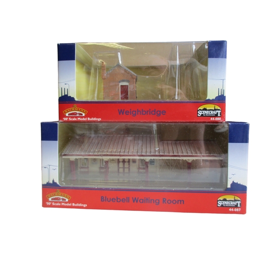 428 - A COLLECTION OF FOUR BACHMANN SCENECRAFT MODEL RAILWAY BUILDINGS.