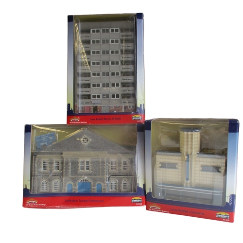 429 - THREE BACHMANN SCENECRAFT MODEL RAILWAY BUILDINGS.