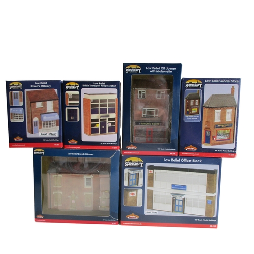 433 - A COLLECTION OF SIX BACHMANN SCENECRAFT LOW RELIEF MODEL RAILWAY BUILDINGS.