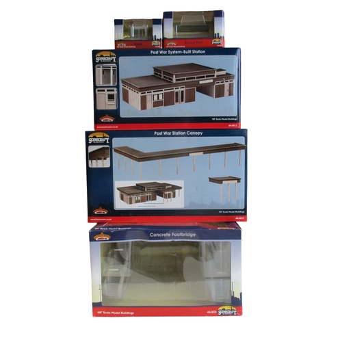 435 - A COLLECTION OF FIVE BACHMANN SCENECRAFT MODEL RAILWAY BUILDINGS.