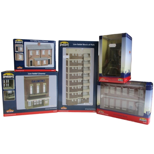 437 - A COLLECTION OF FIVE BACHMANN LOW RELIEF SCENECRAFT MODEL RAILWAY BUILDINGS.