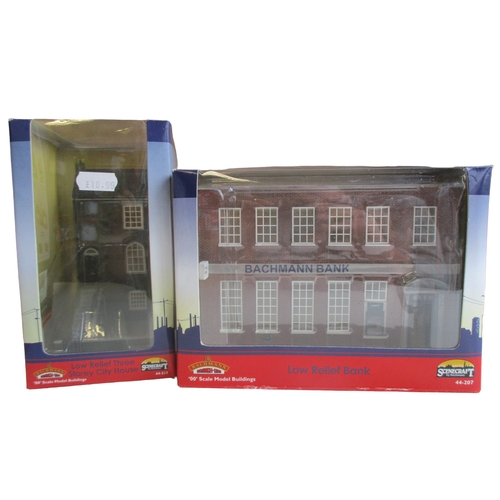 437 - A COLLECTION OF FIVE BACHMANN LOW RELIEF SCENECRAFT MODEL RAILWAY BUILDINGS.