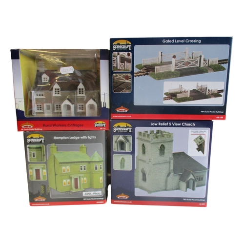 438 - A COLLECTION OF FOUR BACHMANN SCENECRAFT MODEL RAILWAY BUILDINGS.