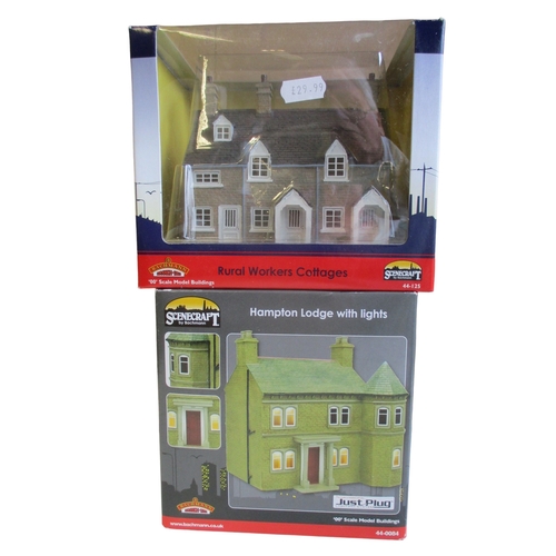 438 - A COLLECTION OF FOUR BACHMANN SCENECRAFT MODEL RAILWAY BUILDINGS.