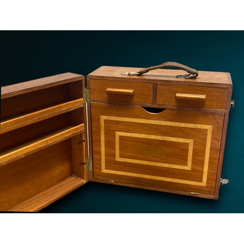 151 - A WOODEN TRAVEL / SAMPLE SALESMAN CASE. WITH INLAID FITTED INTERIOR. 
31 X 35 X 18CM