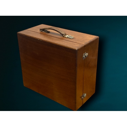 151 - A WOODEN TRAVEL / SAMPLE SALESMAN CASE. WITH INLAID FITTED INTERIOR. 
31 X 35 X 18CM