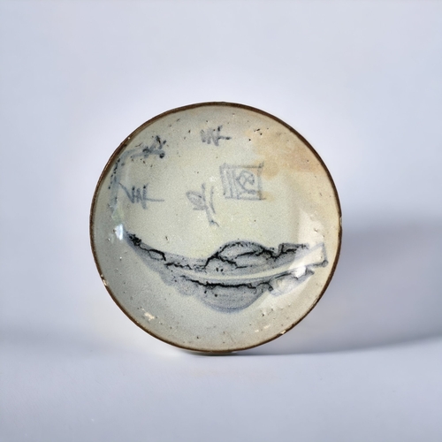 123 - A CHINESE TRANSITIONAL SHUNZI TYPE POEM DISH. CRUDELY PAINTED WITH A LEAF & POEM. 
4.5 X 16CM