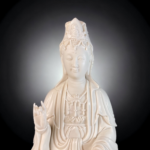 127 - A FINE QUALITY CHINESE DEHUA BLANC-DE-CHINE PORCELAIN GUANYIN FIGURE. SEATED ON LOTUS BASE. UNGLAZED... 