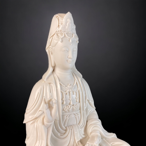 127 - A FINE QUALITY CHINESE DEHUA BLANC-DE-CHINE PORCELAIN GUANYIN FIGURE. SEATED ON LOTUS BASE. UNGLAZED... 