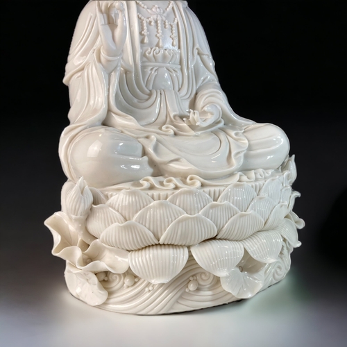 127 - A FINE QUALITY CHINESE DEHUA BLANC-DE-CHINE PORCELAIN GUANYIN FIGURE. SEATED ON LOTUS BASE. UNGLAZED... 