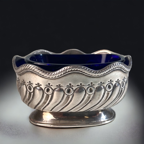 31 - A PAIR OF VICTORIAN CHARLES STUART HARRIS SILVER SALTS.  WITH BLUE GLASS LINERS. 
3.5 X 6.5CM