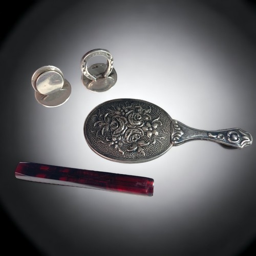 34 - A COLLECTION OF MISCELLANEOUS SILVER.
INCLUDING TWO PLACE CARD HOLDERS, SMALL HAND MIRROR, AND AN AM... 