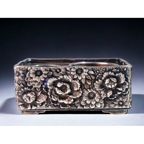 35 - AN UNUSUAL  CHINESE SILVER 'PEONY' INKWELL / BRUSH WASHER. ELABORATELY DECORATED WITH BLOSSOMING PEO... 