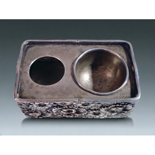 35 - AN UNUSUAL  CHINESE SILVER 'PEONY' INKWELL / BRUSH WASHER. ELABORATELY DECORATED WITH BLOSSOMING PEO... 