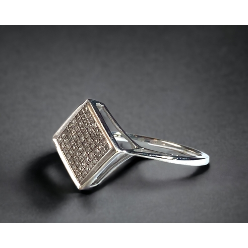 40 - A 9CT WHITE GOLD LADIES DIAMOND RING.  SET IN A DIAMOND SHAPE SETTING. 
SIZE N.