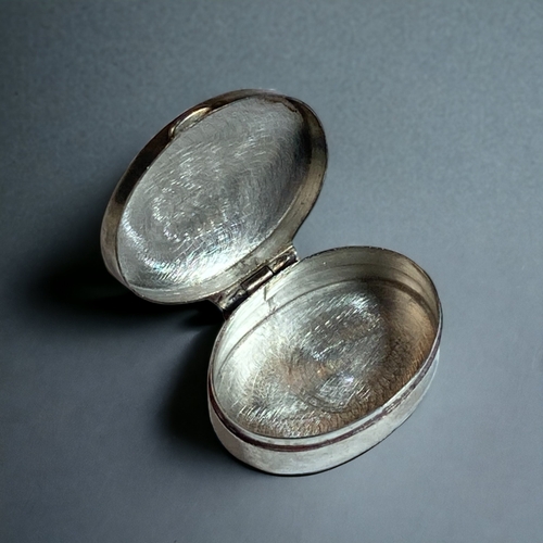 50 - A 925 SILVER ENGRAVED PILL BOX. 
16 X 11MM