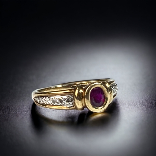 73 - A 9CT GOLD LADIES DIAMOND & RUBY RING. 
H/M DIA IN RING.
SIZE N.