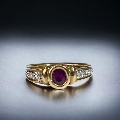 73 - A 9CT GOLD LADIES DIAMOND & RUBY RING. 
H/M DIA IN RING.
SIZE N.