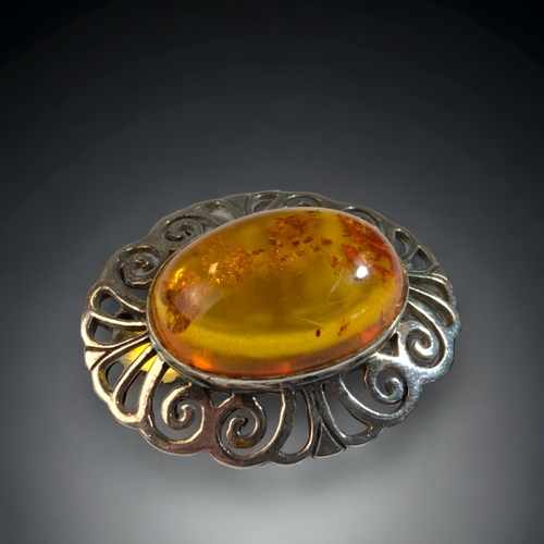 80 - A 925 SILVER & AMBER LADIES BROOCH.
40 X 30MM