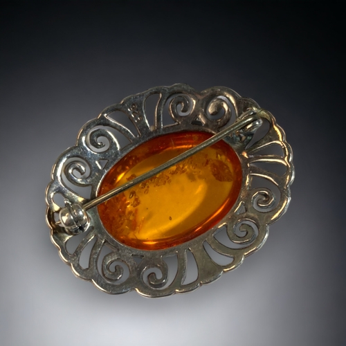 80 - A 925 SILVER & AMBER LADIES BROOCH.
40 X 30MM