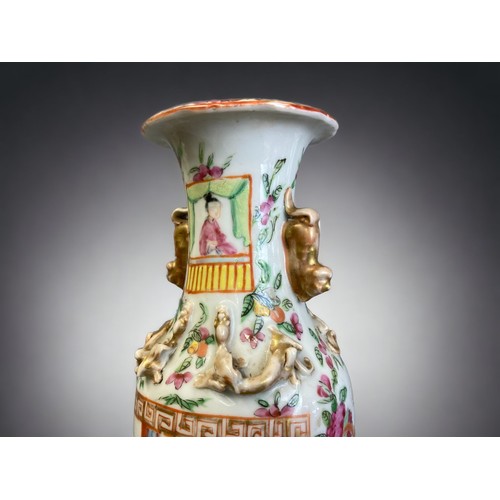 136 - A QING DYNASTY CHINESE FAMILLE ROSE BALUSTER VASE. OVERGLAZE ENAMEL PAINTED WITH COURT SCENES. BORDE... 