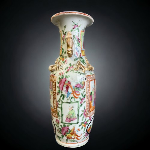 136 - A QING DYNASTY CHINESE FAMILLE ROSE BALUSTER VASE. OVERGLAZE ENAMEL PAINTED WITH COURT SCENES. BORDE... 