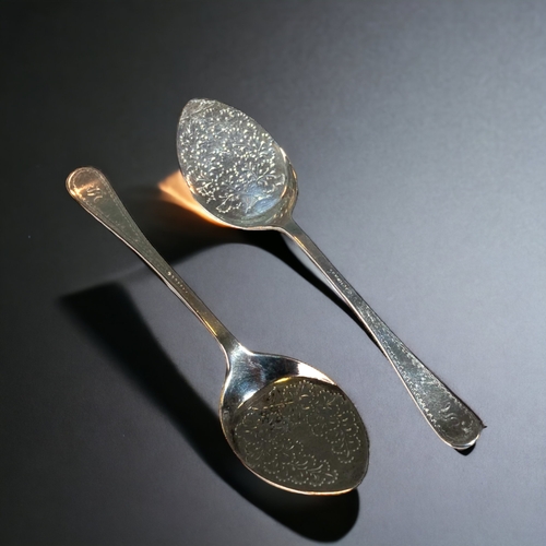 91 - A PAIR OF ENGRAVED 925 SILVER JAM SPOONS. 
H/M
13.5 CM 
44G