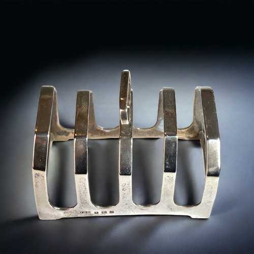 92 - AN ART DECO 925 SILVER TOAST RACK.
BY Israel Sigmond Greenberg
1933 H/M.
7.5 X 6CM
APPROX 55G