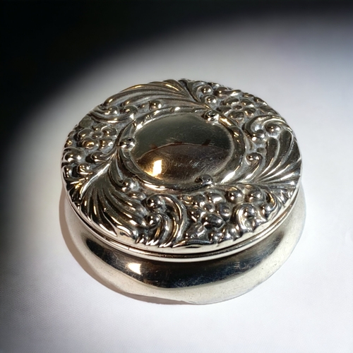 93 - A 925 SILVER EMBOSSED PILL BOX. 
H/M
50 X 10 MM
27G