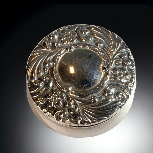 93 - A 925 SILVER EMBOSSED PILL BOX. 
H/M
50 X 10 MM
27G