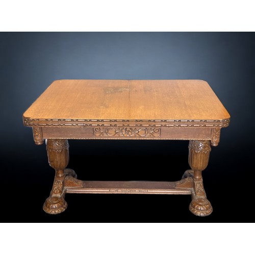 16 - A VICTORIAN CARVED OAK EXTENDING DINING TABLE.