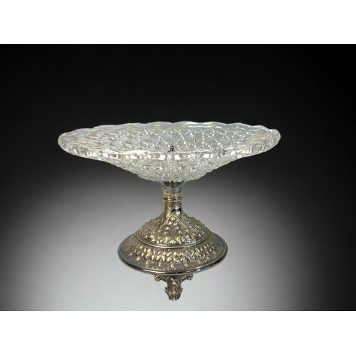 30B - A LARGE VICTORIAN JOHN HENRY POTTER SILVER PLATE & CRYSTAL TAZZA / CENTREPIECE.
23 X 33CM