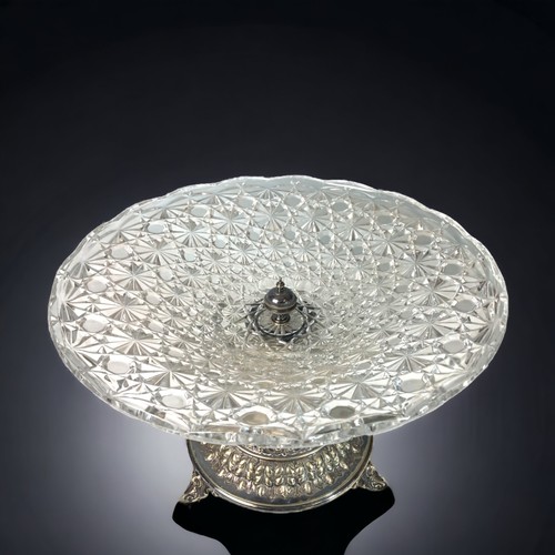 30B - A LARGE VICTORIAN JOHN HENRY POTTER SILVER PLATE & CRYSTAL TAZZA / CENTREPIECE.
23 X 33CM