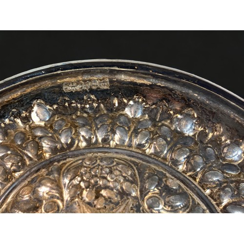 30B - A LARGE VICTORIAN JOHN HENRY POTTER SILVER PLATE & CRYSTAL TAZZA / CENTREPIECE.
23 X 33CM