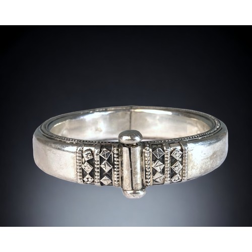 103 - A SILVER INDIAN MADHYA PRADESH HINGED BANGLE. 
WEIGHT - APPROX 51 GRAMS. 
75MM DIAMETER.