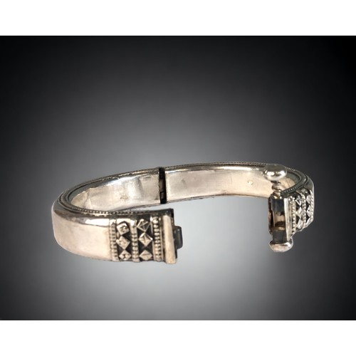 103 - A SILVER INDIAN MADHYA PRADESH HINGED BANGLE. 
WEIGHT - APPROX 51 GRAMS. 
75MM DIAMETER.