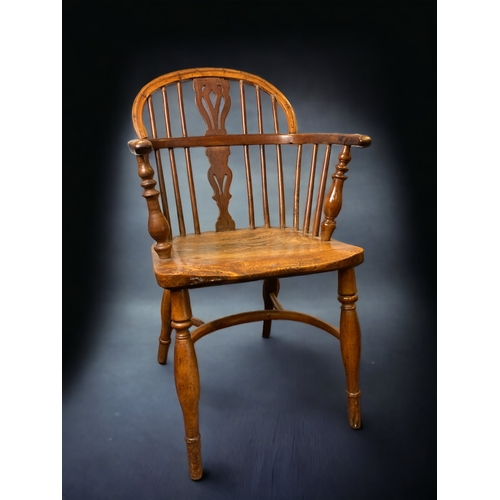 3 - AN EARLY 19TH CENTURY YEW & ELM LOW WINDSOR CHAIR.
86CM TALL