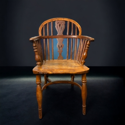 3 - AN EARLY 19TH CENTURY YEW & ELM LOW WINDSOR CHAIR.
86CM TALL