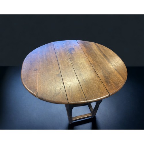 13 - A Large Georgian Oak Gate leg (Drop-leaf) table. 1.45metres x 1.4 metres