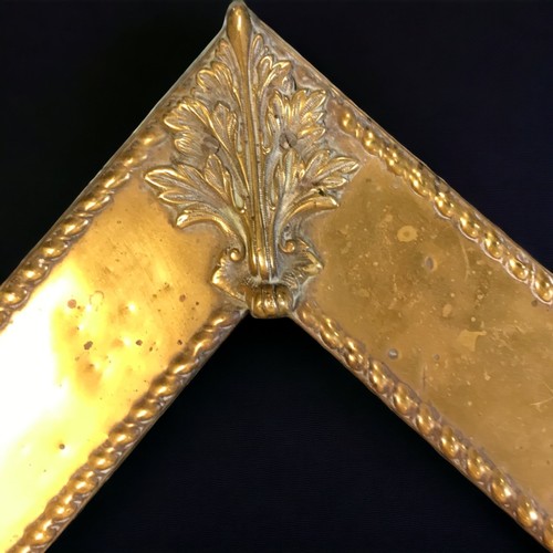 5A - LARGE VICTORIAN BRASS FIREPLACE FENDER 1387CM X 38CM