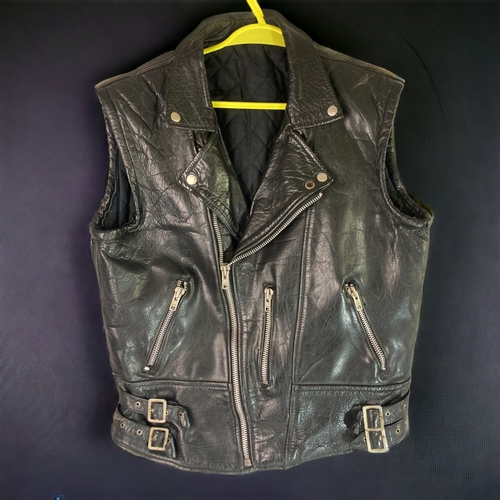 398 - A VINTAGE SLEEVELESS LEATHER BIKERS JACKET.