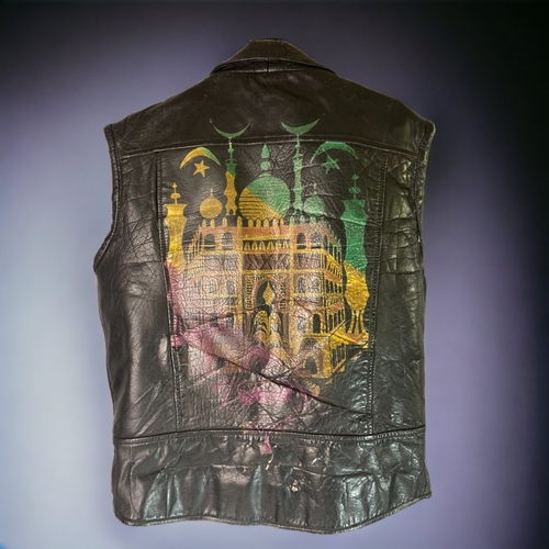 398 - A VINTAGE SLEEVELESS LEATHER BIKERS JACKET.