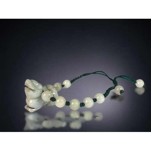 104 - A CHINESE CARVED JADE FO DOG BRACELET.