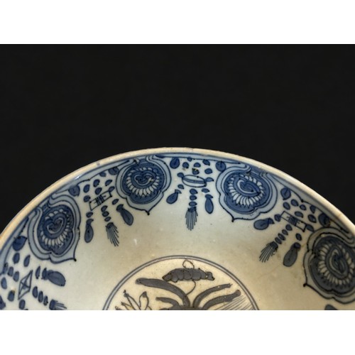 152 - A large Chinese blue & white porcelain bowl.
Ming Dynasty (1368-1644)
Central well decorated in the ... 