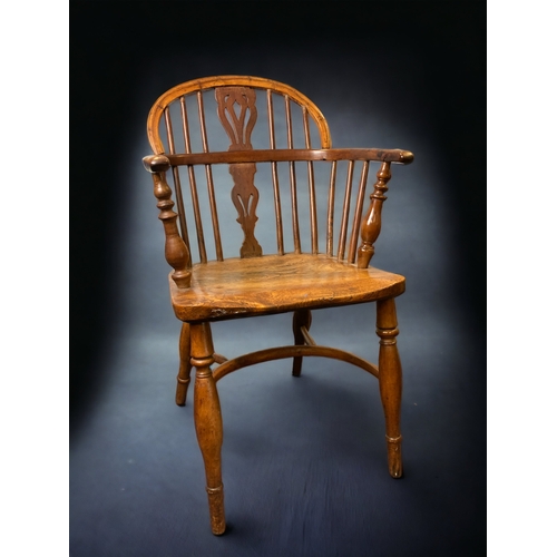 32 - AN EARLY 19TH CENTURY YEW & ELM LOW WINDSOR CHAIR.
86CM TALL
